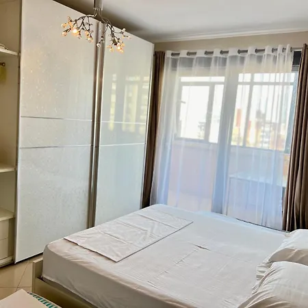 Boulevard Views - Spacious Apartment *