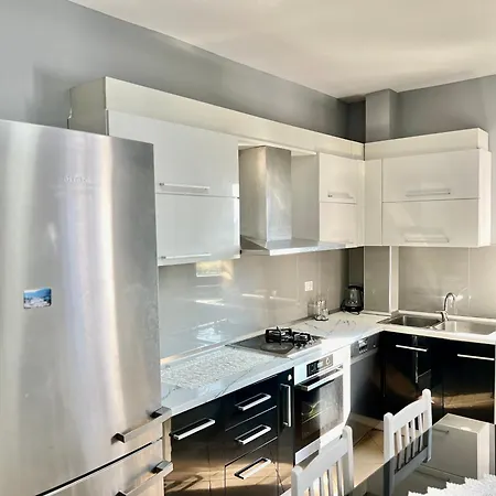 Boulevard Views - Spacious Tiran